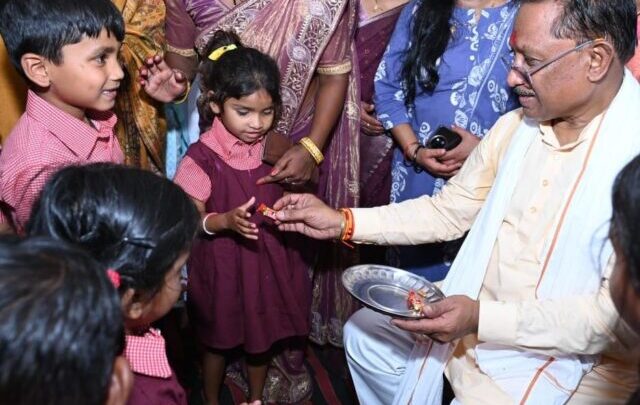 नौनिहालों के दिलों में भी बसते हैं प्रधानमंत्री नरेंद्र मोदी और मुख्यमंत्री विष्णुदेव साय, मुख्यमंत्री ने आंगनबाड़ी में बच्चों से किया आत्मीय संवाद, टॉफियां बांटी और पूछा हालचाल
