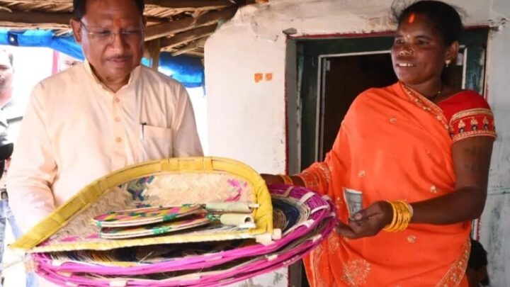 मुख्यमंत्री विष्णु देव साय ने कमार बस्ती में बांस शिल्प को सराहा: परिवार में शादी के लिए स्वयं खरीदे पर्रा, धुकना और सुपा स्थानीय शिल्प और परंपराओं के प्रति संवेदनशीलता का उदाहरण बने मुख्यमंत्री श्री साय
