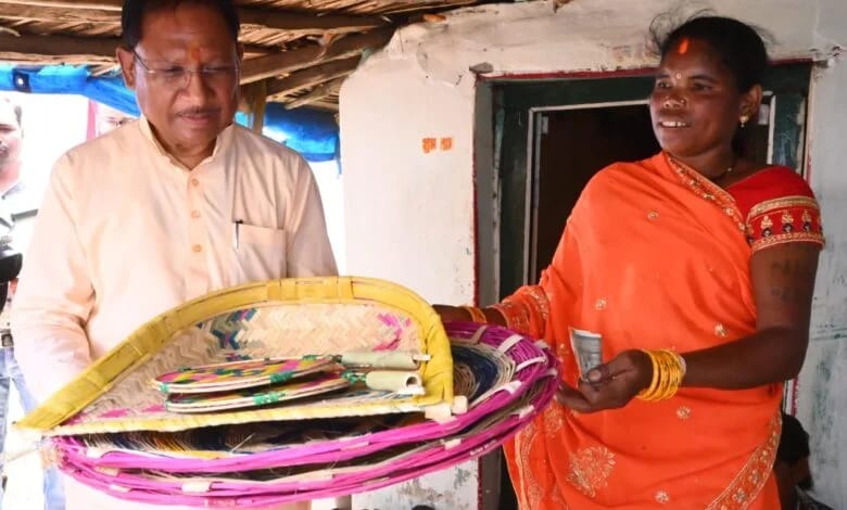 मुख्यमंत्री विष्णु देव साय ने कमार बस्ती में बांस शिल्प को सराहा: परिवार में शादी के लिए स्वयं खरीदे पर्रा, धुकना और सुपा स्थानीय शिल्प और परंपराओं के प्रति संवेदनशीलता का उदाहरण बने मुख्यमंत्री श्री साय मुख्यमंत्री विष्णु देव साय ने कमार बस्ती में बांस शिल्प को सराहा: परिवार में शादी के लिए स्वयं खरीदे पर्रा, धुकना और सुपा स्थानीय शिल्प और परंपराओं के प्रति संवेदनशीलता का उदाहरण बने मुख्यमंत्री श्री साय