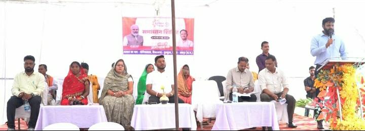 दुलदुला में समाधान शिविर का हुआ आयोजन जनप्रतिनिधियों ने समाधान शिविर में विभिन्न योजनाओं अंतर्गत हितग्राहियों को किया सामग्री वितरण