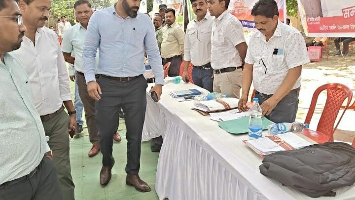 लोखंडी में समाधान शिविर का हुआ आयोजन कलेक्टर ने समाधान शिविर का किया निरीक्षण हितग्राहियों को किया गया सामग्री वितरण