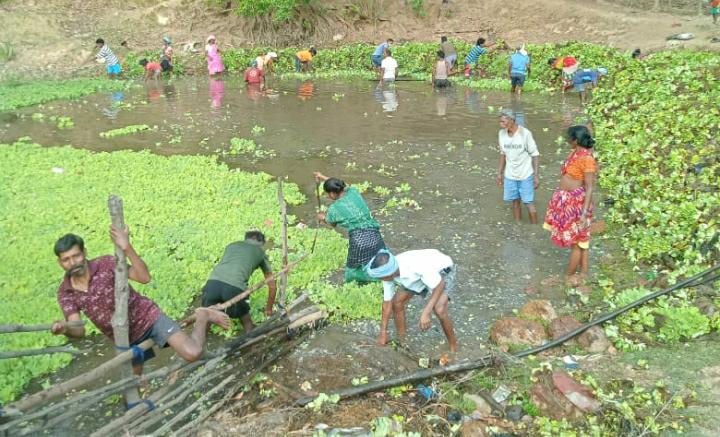 जल संरक्षण संवर्धन के लिए जिले में किए जा रहे विशेष प्रयास गांवों के तालाबों की साफ-सफाई करके किया जा रहा संरक्षित