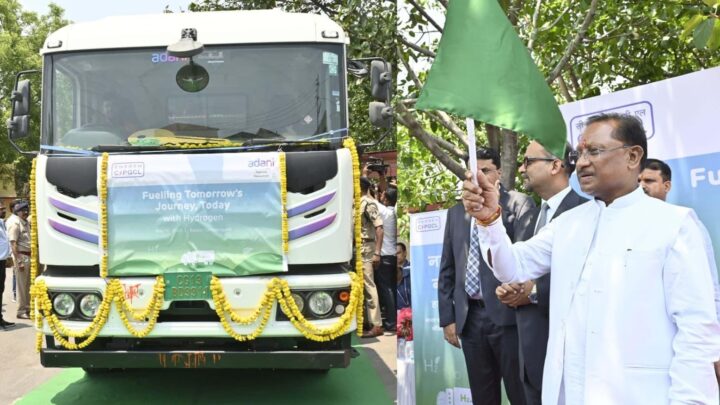 मुख्यमंत्री श्री विष्णु देव साय ने देश के पहले हाइड्रोजन फ्यूल ट्रक को दिखाई हरी झंडी*  *शून्य कार्बन उत्सर्जन और हरित ऊर्जा को बढ़ावा देने की दिशा में ऐतिहासिक पहल- मुख्यमंत्री*  *मुख्यमंत्री ने अपने हस्ताक्षर कर हाइड्रोजन ट्रक के चालक को सौंपी ट्रक की चाबी*  *लॉजिस्टिक्स के क्षेत्र में स्वच्छ और ग्रीन ट्रांसपोर्ट को मिलेगा बढ़ावा*