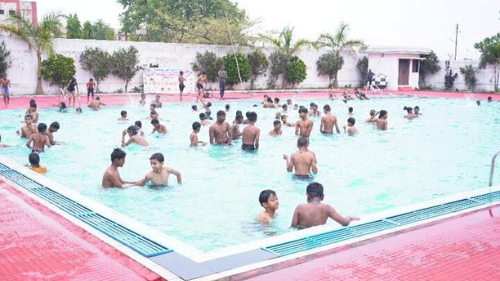 समर कैंप में छोटे से लेकर बड़े बच्चे तैराकी ,क्रिकेट और अन्य गतिविधियों में उत्साह से ले रहे भाग