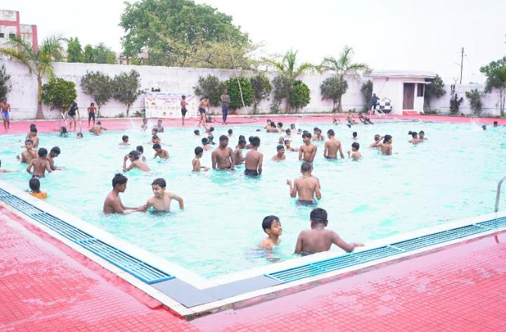 समर कैंप में छोटे से लेकर बड़े बच्चे तैराकी ,क्रिकेट और अन्य गतिविधियों में उत्साह से ले रहे भाग समर कैंप में छोटे से लेकर बड़े बच्चे तैराकी ,क्रिकेट और अन्य गतिविधियों में उत्साह से ले रहे भाग