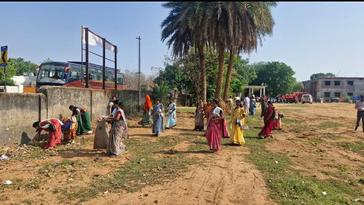 गांवों के नदी तालाबों की साफ-सफाई करके किया जा रहा संरक्षित ग्रामवासी और जनप्रतिनिधिगण अभियान में शामिल होकर बन रहे सहभागी सुशासन शिविर स्थल को श्रमदान करके किया जा रहा है साफ सफाई शिविर शुरू होने से पहले अधिकारी, कर्मचारी और ग्रामवासी मिलकर कर रहे योगाभ्यास