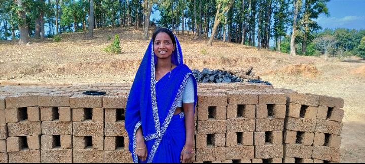 सफलता की कहानी संघर्ष से सफलता तक सरिता बाई ने मिट्टी के ईंट बनाकर लिखी अपनी सफलता की कहानी