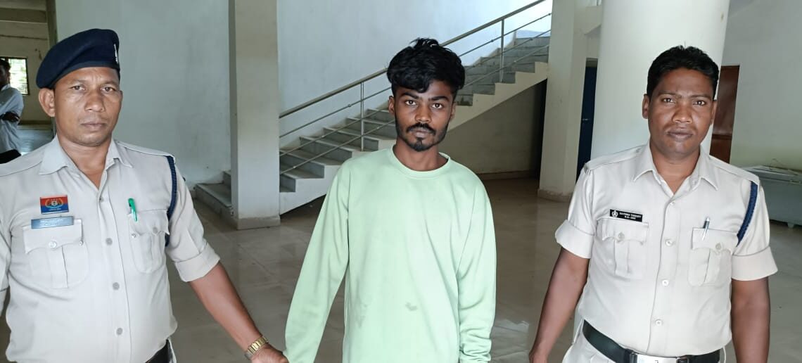जशपुर पुलिस ढूंढ लाई, एक बच्ची को केरल से, नाबालिक को भगाकर ले गया था आरोपी, पुलिस ने किया गिरफ्तार जशपुर पुलिस ढूंढ लाई, एक बच्ची को केरल से, नाबालिक को भगाकर ले गया था आरोपी, पुलिस ने किया गिरफ्तार