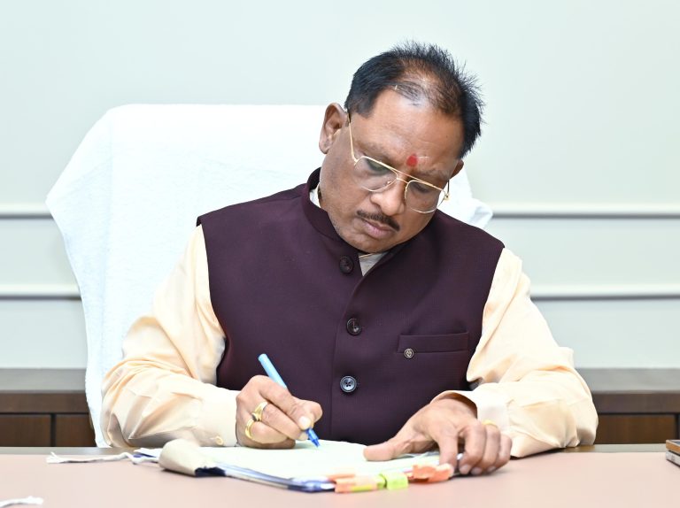 मुआवजे का ऐलान : रोड एक्सीडेंट में मृतकों को 5-5 लाख की सहायता का ऐलान, घायलों को 50-50 हजार रुपये का ऐलान खरोरा सड़क दुर्घटना पर मुख्यमंत्री श्री विष्णु देव साय ने गहरा शोक व्यक्त किया