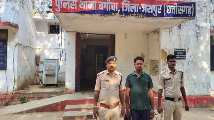 पांच साल से फरार  लूट के आरोपी को जशपुर पुलिस ने किया गिरफ्तार, भेजा जेल,आरोपी की गिरफ्तारी में सीतापुर पुलिस का रहा विशेष सहयोग, मामले में शामिल तीन आरोपियों को पुलिस पूर्व में ही गिरफ्तार कर भेज चुकी है जेल