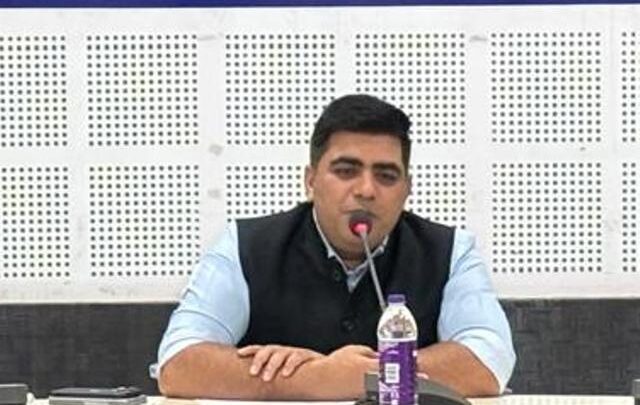 समय-सीमा बैठक में कलेक्टर  कुणाल दुदावत ने दिए आवश्यक निर्देश* *आयुष्मान कार्ड निर्माण में अपेक्षा अनुरूप प्रगति, सुशासन तिहार में आवेदनों के गुणवत्ता पूर्ण निराकरण के संबंध में दिए गए निर्देश* *आगामी वृक्षारोपण महोत्सव और की तैयारियों को समय पूर्व पूर्ण करने को कहा