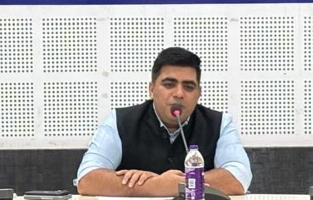 समय-सीमा बैठक में कलेक्टर कुणाल दुदावत ने दिए आवश्यक निर्देश* *आयुष्मान कार्ड निर्माण में अपेक्षा अनुरूप प्रगति, सुशासन तिहार में आवेदनों के गुणवत्ता पूर्ण निराकरण के संबंध में दिए गए निर्देश* *आगामी वृक्षारोपण महोत्सव और की तैयारियों को समय पूर्व पूर्ण करने को कहा समय-सीमा बैठक में कलेक्टर कुणाल दुदावत ने दिए आवश्यक निर्देश* *आयुष्मान कार्ड निर्माण में अपेक्षा अनुरूप प्रगति, सुशासन तिहार में आवेदनों के गुणवत्ता पूर्ण निराकरण के संबंध में दिए गए निर्देश* *आगामी वृक्षारोपण महोत्सव और की तैयारियों को समय पूर्व पूर्ण करने को कहा
