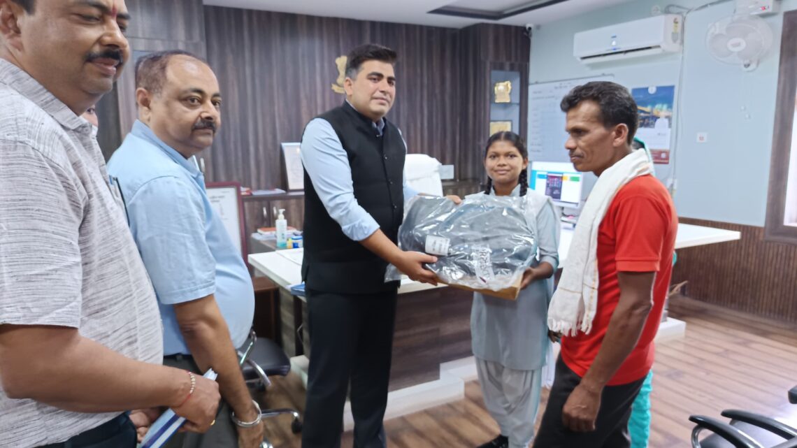 राज्य की प्रावीण्य सूची में स्थान मिलने पर रामशिला को कलेक्टर ने किया सम्मानित