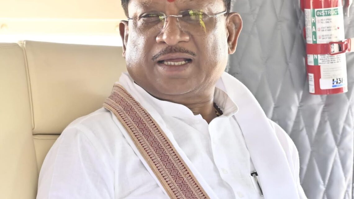 मुख्यमंत्री श्री विष्णु देव साय पुलिस ग्राउंड हेलीपेड रायपुर से सुशासन तिहार के दौरे पर हेलीकाप्टर से रवाना मुख्यमंत्री श्री विष्णु देव साय पुलिस ग्राउंड हेलीपेड रायपुर से सुशासन तिहार के दौरे पर हेलीकाप्टर से रवाना
