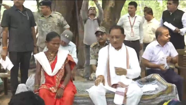 सुशासन तिहार: मुख्यमंत्री ने मुलेर गांव में इमली पेड़ के नीचे लगाई चौपाल, ग्रामीणों से किया संवाद, योजनाओं का किया निरीक्षण