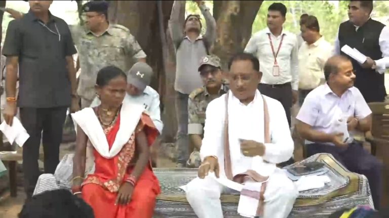 सुशासन तिहार: मुख्यमंत्री ने मुलेर गांव में इमली पेड़ के नीचे लगाई चौपाल, ग्रामीणों से किया संवाद, योजनाओं का किया निरीक्षण सुशासन तिहार: मुख्यमंत्री ने मुलेर गांव में इमली पेड़ के नीचे लगाई चौपाल, ग्रामीणों से किया संवाद, योजनाओं का किया निरीक्षण