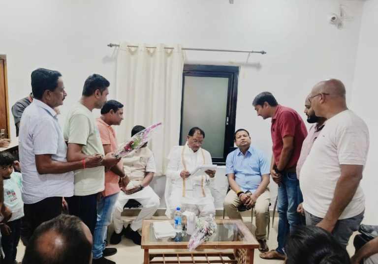 मुख्यमंत्री से सहायक शिक्षक फेडरेशन ने की मुलाक़ात, युक्तियुक्तकरण पर हुई चर्चा, CM ने कहा… मुख्यमंत्री से सहायक शिक्षक फेडरेशन ने की मुलाक़ात, युक्तियुक्तकरण पर हुई चर्चा, CM ने कहा…
