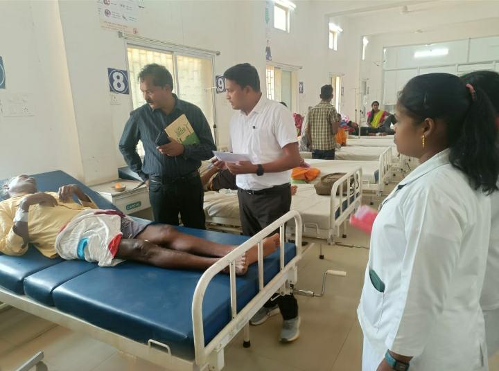 राजस्व अधिकारियों ने सामुदायिक एवं प्राथमिक स्वास्थ्य केन्द्रों का किया आकस्मिक निरीक्षण डॉक्टरों और स्वास्थ्य कर्मियों के उपस्थित की ली जानकारी, समय पर उपस्थित रहने के दिए निर्देश मरीजों को दी जाने वाली स्वास्थ्य सुविधाओं का अवलोकन कर दिए आवश्यक दिशा-निर्देश राजस्व अधिकारियों ने सामुदायिक एवं प्राथमिक स्वास्थ्य केन्द्रों का किया आकस्मिक निरीक्षण डॉक्टरों और स्वास्थ्य कर्मियों के उपस्थित की ली जानकारी, समय पर उपस्थित रहने के दिए निर्देश मरीजों को दी जाने वाली स्वास्थ्य सुविधाओं का अवलोकन कर दिए आवश्यक दिशा-निर्देश