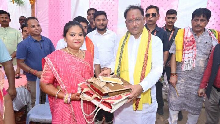 मुख्यमंत्री ग्राम चराईडांड़ के मिर्धा परिवार की बेटी तेजस्विनी की शादी में पहुंचकर अपना आशीर्वाद दिए