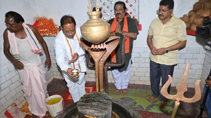 मुख्यमंत्री ने शिव मंदिर में पूजा-अर्चना, प्रदेशवासियों की सुख समृद्धि एवं खुशहाली की कामना की