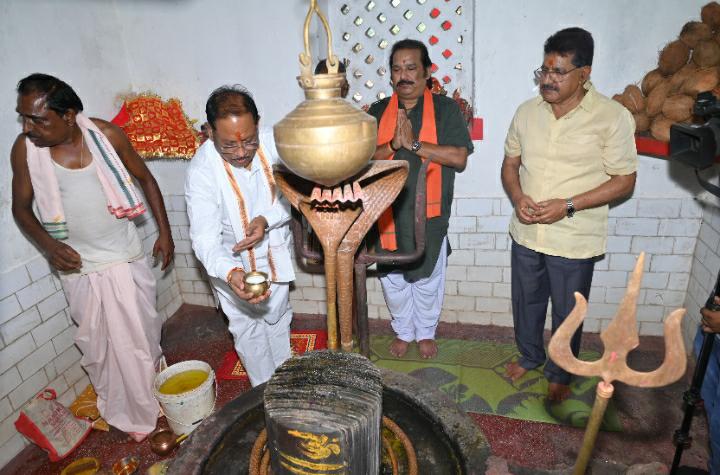 मुख्यमंत्री ने शिव मंदिर में पूजा-अर्चना, प्रदेशवासियों की सुख समृद्धि एवं खुशहाली की कामना की मुख्यमंत्री ने शिव मंदिर में पूजा-अर्चना, प्रदेशवासियों की सुख समृद्धि एवं खुशहाली की कामना की