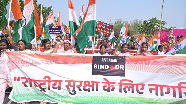 देशभक्ति गीत के साथ निकाली गई तिरंगा यात्रा मुख्यमंत्री के साथ जनप्रतिनिधियों और आम नागरिकों ने हाथ में तिरंगा लेकर ‘भारत माता की जय-तिरंगे झंडे’ की जयकार से गूंजने लगा स्थल