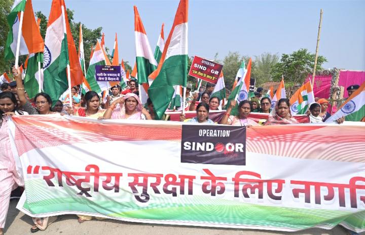 देशभक्ति गीत के साथ निकाली गई तिरंगा यात्रा मुख्यमंत्री के साथ जनप्रतिनिधियों और आम नागरिकों ने हाथ में तिरंगा लेकर ‘भारत माता की जय-तिरंगे झंडे’ की जयकार से गूंजने लगा स्थल देशभक्ति गीत के साथ निकाली गई तिरंगा यात्रा मुख्यमंत्री के साथ जनप्रतिनिधियों और आम नागरिकों ने हाथ में तिरंगा लेकर ‘भारत माता की जय-तिरंगे झंडे’ की जयकार से गूंजने लगा स्थल