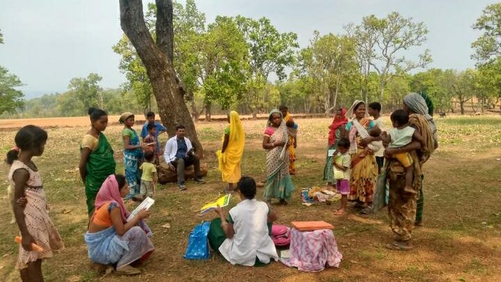 आयुष्मान वय वंदना कार्ड नेटवर्क की असुविधा वाले स्थानों के हितग्राहियों को एक जगह एकत्रित कर शिविर लगाकर जारी किया जा रहा कार्ड