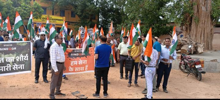 सुशासन तिहार 2025 तिरंगा यात्रा निकालकर ऑपरेशन सिंदूर और देश के रक्षा में लगे सैनिक का किया गया सम्मान समाधान शिविर ग्राम पंचायत बटाइकेला  में योगा, बॉलीबॉल और रस्साकसी प्रतियोगिता का भी हुआ आयोजन शिविर में समस्याओं का मौके पर हो रहा