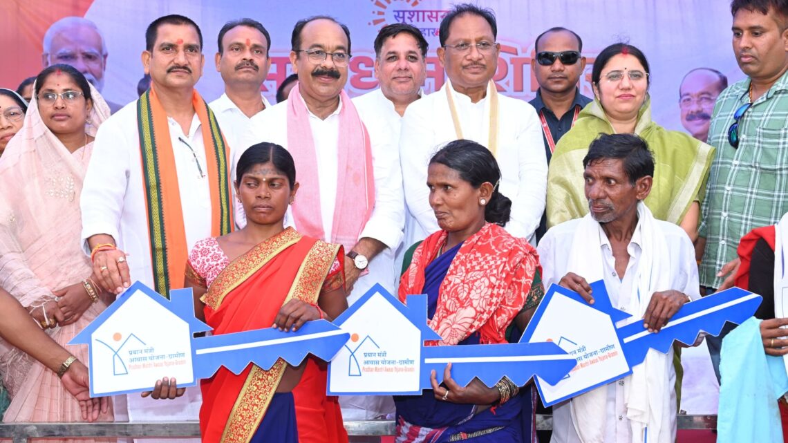 मुंगेली जिले के दुर्गम पहाड़ी क्षेत्र में बसे ग्राम बिजराकछार में पहुँचे मुख्यमंत्री विष्णुदेव साय, सुशासन तिहार के समाधान शिविर में उमड़ा जनसैलाब*  *अचानक मुख्यमंत्री को अपने बीच पाकर ग्रामीणों के चेहरों पर आई खुशी*  *मुख्यमंत्री ने डिंडोरी में नए कॉलेज की स्थापना, खुड़िया में पीएचसी का उन्नयन और लोरमी में छात्रावास के निर्माण की घोषणा की*  *बिजराकछार समाधान शिविर क्लस्टर अंतर्गत 14 ग्राम पंचायतों के लोगों से किया सीधा संवाद