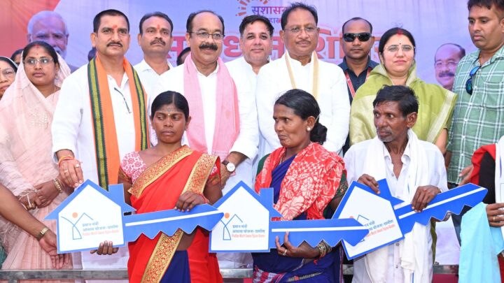 मुंगेली जिले के दुर्गम पहाड़ी क्षेत्र में बसे ग्राम बिजराकछार में पहुँचे मुख्यमंत्री विष्णुदेव साय, सुशासन तिहार के समाधान शिविर में उमड़ा जनसैलाब*  *अचानक मुख्यमंत्री को अपने बीच पाकर ग्रामीणों के चेहरों पर आई खुशी*  *मुख्यमंत्री ने डिंडोरी में नए कॉलेज की स्थापना, खुड़िया में पीएचसी का उन्नयन और लोरमी में छात्रावास के निर्माण की घोषणा की*  *बिजराकछार समाधान शिविर क्लस्टर अंतर्गत 14 ग्राम पंचायतों के लोगों से किया सीधा संवाद