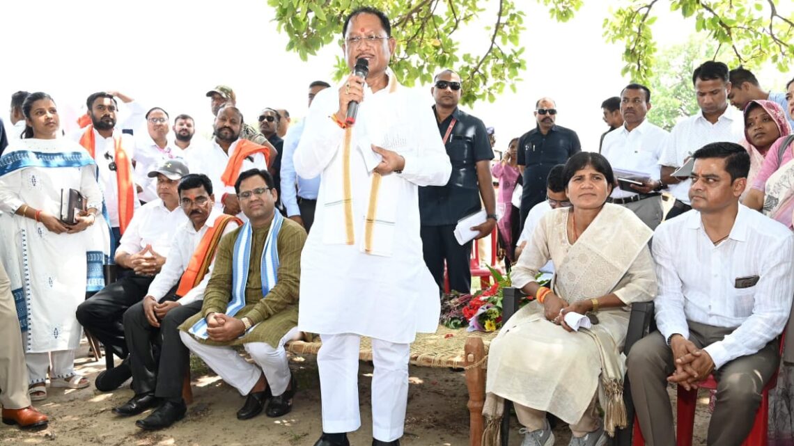 *महुआ पेड़ की छांव में सुशासन की चौपाल: चुकतीपानी में मुख्यमंत्री का अचानक दौरा, बैगा समुदाय ने जताया आत्मीय स्वागत*  *मुख्यमंत्री ने योजनाओं की जमीनी हकीकत परखा: अधिकारियों को दी सख्त चेतावनी