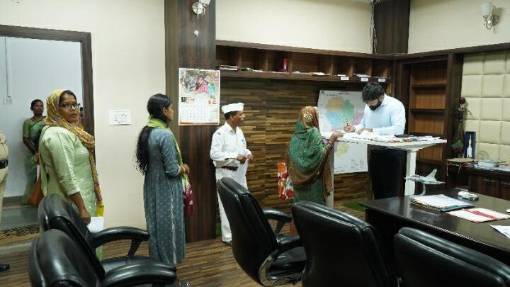 कलेक्टर श्री व्यास ने जनदर्शन में सुनी आमजनों की समस्या प्राप्त आवेदनों का प्राथमिकता से निराकरण करने के दिए निर्देश