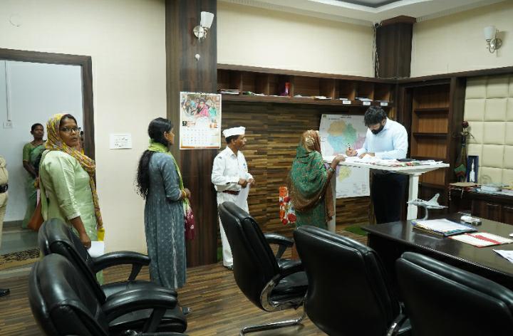 कलेक्टर श्री व्यास ने जनदर्शन में सुनी आमजनों की समस्या प्राप्त आवेदनों का प्राथमिकता से निराकरण करने के दिए निर्देश