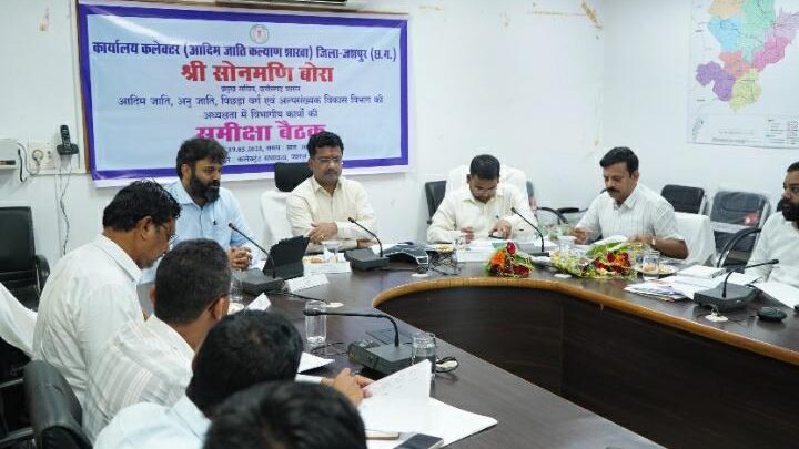 प्रमुख सचिव श्री सोनमणि बोरा ने पीएम जनमन मॉडल आवास छतौरी का किया निरीक्षण विशेष पिछड़ी जनजाति पहाड़ी कोरवा बस्ती पहुंचकर मंगरा राम, बिसानी बाई और अरविंद राम के बने आवासों का किया निरीक्षण बिजली, पानी एवं पंखा की सुविधा उपलब्ध कराने के दिए निर्देश सरल सहज रूप में बहुत ही आत्मीयता से पहाड़ी कोरवा से मुलाकात किए