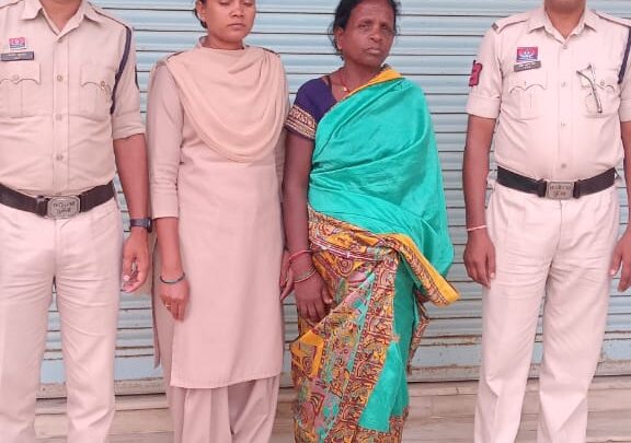 नशे के सौदागरों पर जशपुर पुलिस का कड़ा प्रहार,  आयुक्त सरगुजा संभाग श्री नरेन्द्र दुग्गा ने गांजा के अभ्यासतः आरोपिया दसी बाई निवासी गढ़ाटोली जशपुर के विरूद्ध  PIT NDPS Act कार्यवाही कर सजा आदेश पारित किया, भेजा गया जेल