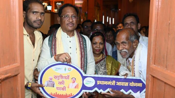 मुख्यमंत्री ने दोकड़ा में प्रधानमंत्री आवास योजना के हितग्राही संतु चक्रेस को चाबी देकर गृह प्रवेश कराया