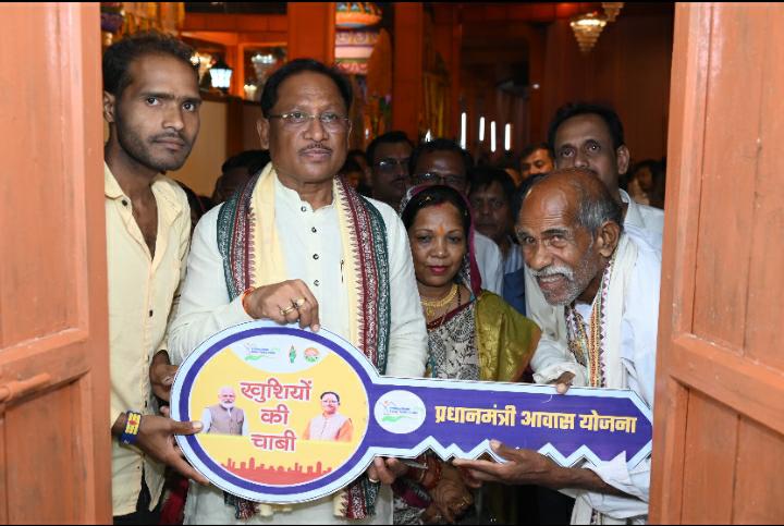 मुख्यमंत्री ने दोकड़ा में प्रधानमंत्री आवास योजना के हितग्राही संतु चक्रेस को चाबी देकर गृह प्रवेश कराया