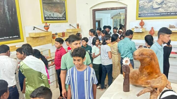 समर कैंप के बच्चों को जिला संग्रहालय का कराया गया भ्रमण ’जनजाति समुदाय के जीवन शैली से संग्रहित पुरातत्व चीजों का अवलोकन कर ली जानकारी