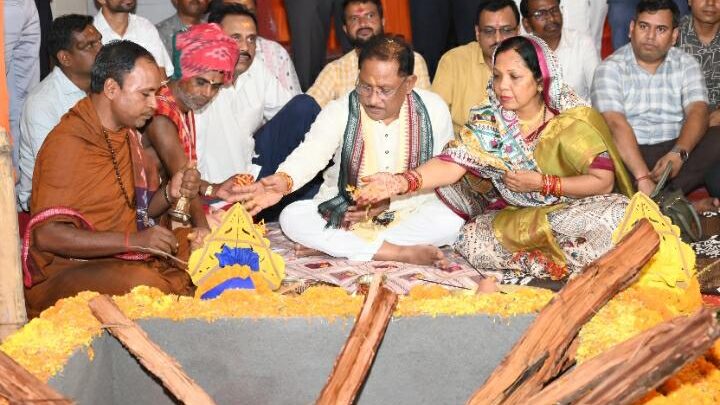 मुख्यमंत्री ने ग्राम दोकड़ा में भगवान जगन्नाथ मंदिर के प्राण प्रतिष्ठा कार्यक्रम में शामिल हुए भगवान जगन्नाथ मंदिर की पूजा अर्चना कर प्रदेश की सुख समृद्धि और खुशहाली की कामना की मुख्यमंत्री ने 24 लाख से अधिक की राशि से बनने वाले महतारी सदन भवन का भूमि पूजन किया