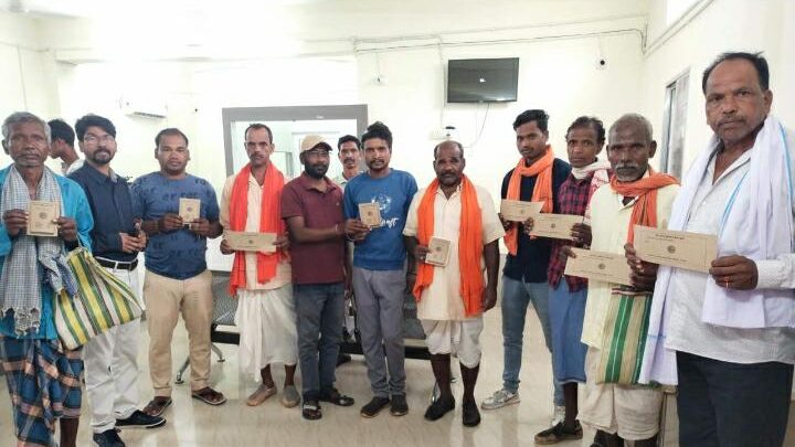 अपेक्स बैंक ने किसानों को किसान क्रेडिट कार्ड और एटीएम का किया वितरण