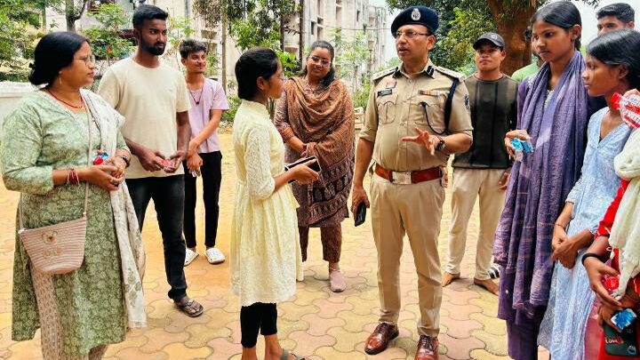 समर कैंप के बच्चों को  पुलिस अधीक्षक कार्यालय और जिला पंचायत का कराया गया भ्रमण एस एस पी शशि मोहन सिंह ने बच्चों को पुलिस व्यवस्था की दी विस्तार से जानकारी