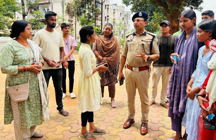 समर कैंप के बच्चों को  पुलिस अधीक्षक कार्यालय और जिला पंचायत का कराया गया भ्रमण एस एस पी शशि मोहन सिंह ने बच्चों को पुलिस व्यवस्था की दी विस्तार से जानकारी