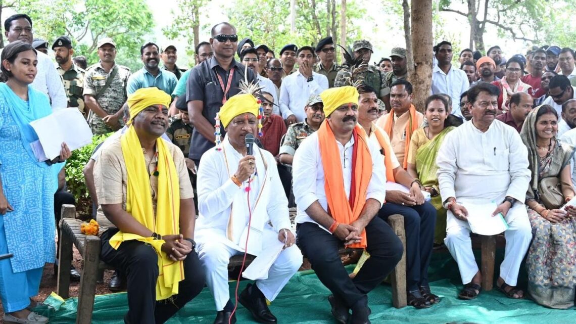 मुख्यमंत्री श्री विष्णु देव साय ने बासिंग में लगाई चौपाल सौगातों की बारिश से ग्रामीणों के चेहरे खिले