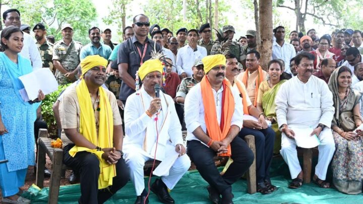 मुख्यमंत्री श्री विष्णु देव साय ने बासिंग में लगाई चौपाल सौगातों की बारिश से ग्रामीणों के चेहरे खिले