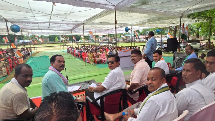 कांग्रेस पार्टी की संविधान बचाओ यात्रा हुई सम्पन्न,पलारी से डोंगरीगुडा तक पदयात्रा कर डोंगरीगुडा मे हुआ सभा का आयोजन