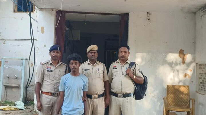 रकम चोरी कर दोस्तों को महंगी-महंगी शराब पिलाने वाला आरोपी युवक प्रभात खेस्स जशपुर पुलिस के हत्थे चढ़ा,पड़ोस में रहने वाले कियोस्क सेंटर संचालक के यहां से नगदी रकम रू. 1,20,000 /- चोरी कर लिया था