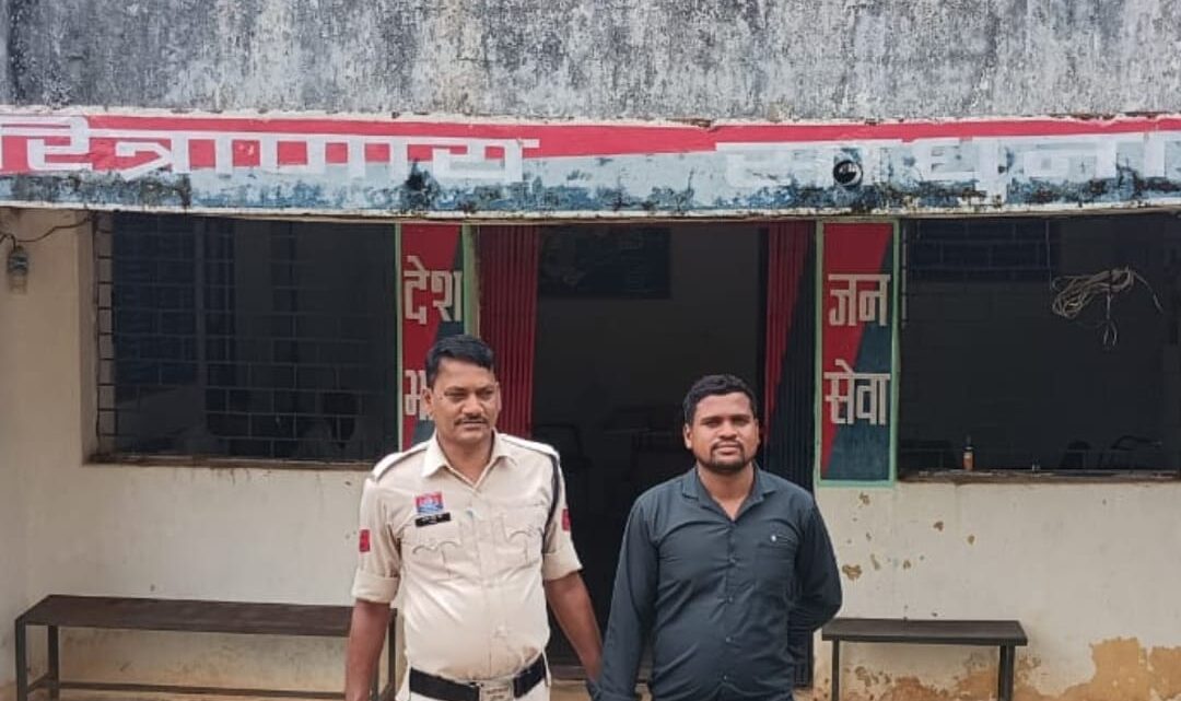 विवाहिता से दुष्कर्म कर फरार रहने वाला मायक्रोफायनेंस लोन कंपनी का मैनेजर आशीष कुमार पैंकरा को जशपुर पुलिस के हत्थे चढ़ा, गिरफ्तार कर भेजा गया जेल विवाहिता से दुष्कर्म कर फरार रहने वाला मायक्रोफायनेंस लोन कंपनी का मैनेजर आशीष कुमार पैंकरा को जशपुर पुलिस के हत्थे चढ़ा, गिरफ्तार कर भेजा गया जेल