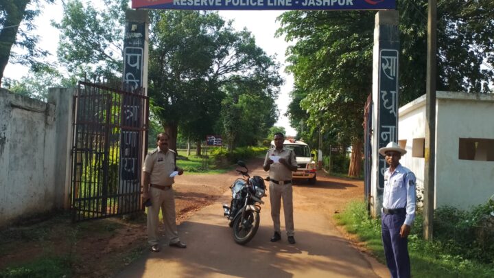 पुलिस ने काटा पुलिस का चालान, बिना हेलमेट पहने दोपहिया वाहन चला रहे 12 पुलिस अधि./कर्मचारियों का कट गया चालान, यातायात नियमों का पालन नहीं करने पर कुल 45 प्रकरणों में रू. 19,600 /- समन शुल्क वसूल किया गया, SSP की आम जनता से अपीलः- यातायात नियमों का करें पालन, आपका जीवन आपके व आपके परिवार के लिए बहुत कीमती