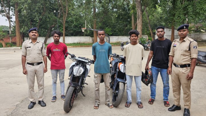 KTM Duke स्पीड बाईक को मोडिफाइड कराकर खतरनाक ढंग से चलाने वाले स्पीड बाईकर्स पर लगी तगड़ा जुर्माना, सड़क दुर्घटना में कमी लाने हेतु स्पीड बाइकर्स के 02 प्रकरणों में कुल 15,000 रू. का काटा गया चालान